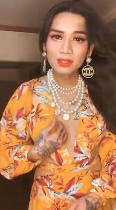 BB Trần để lộ đồ nghề biến thẳng thành cong ngay trên sóng livestream-4