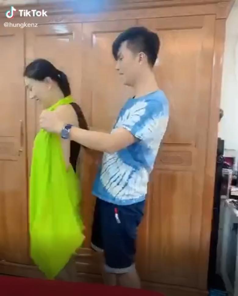 Chồng trẻ lóng ngóng tay chân khi mặc đồ cho Lâm Khánh Chi-1