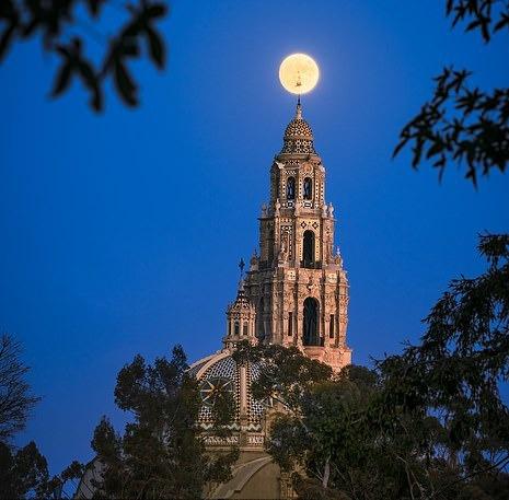 Bức ảnh còn lại là tác phẩm mặt trăng tròn trên tháp California ở công viên Balboa, San Diego, được xếp vào hạng mục kiến ​​trúc.