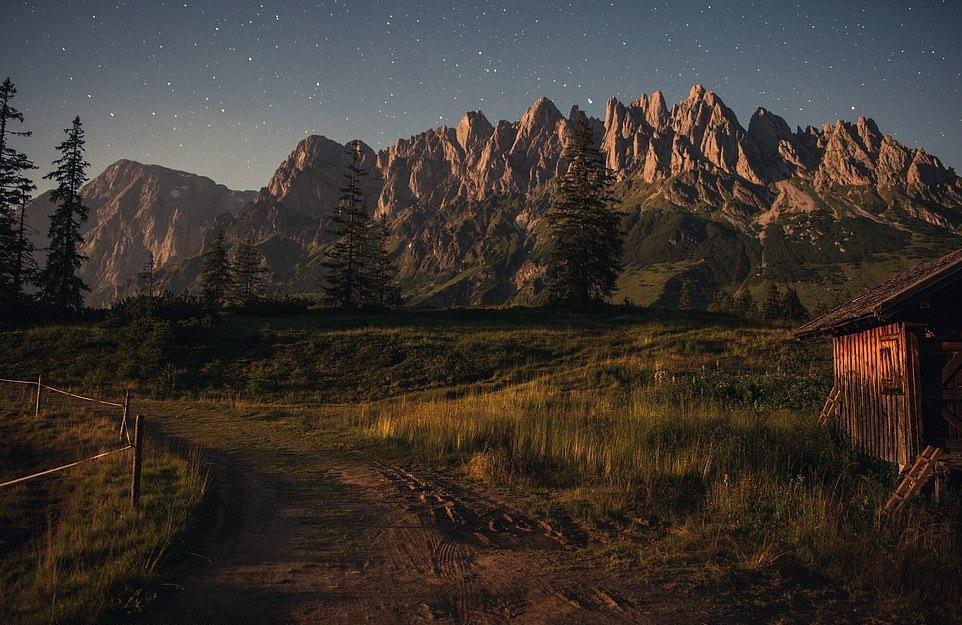 Nằm trong danh mục phong cảnh, bức ảnh chụp núi Hochkonig với độ cao 2.900 m được Da Fa chụp lúc 2h trên dãy Alps ở Áo. Hochkonig là nhóm núi nằm về phía tây thị trấn Bischofshofen, bang Salzburg. Du khách thường đến đây để leo núi và trượt tuyết.