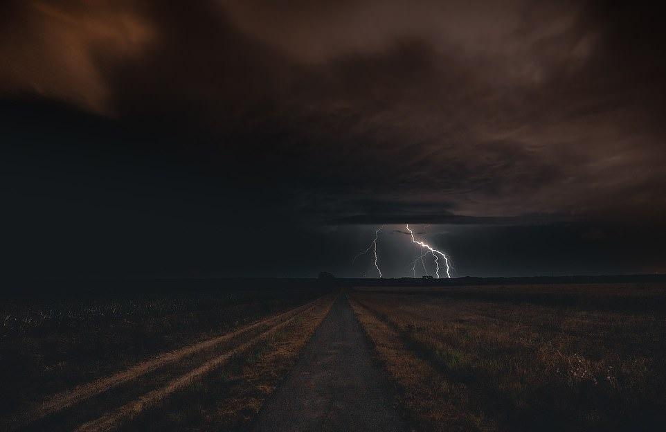 Tác phẩm "Storm in the Field" (tạm dịch: bão trên cánh đồng) được chụp bởi nhiếp ảnh gia người Hungary Vatja Laszlo. Bức ảnh này là một trong những tác phẩm dự thi đầu tiên gây ấn tượng với ban tổ chức. Storm in the Field nằm trong danh mục phong cảnh.