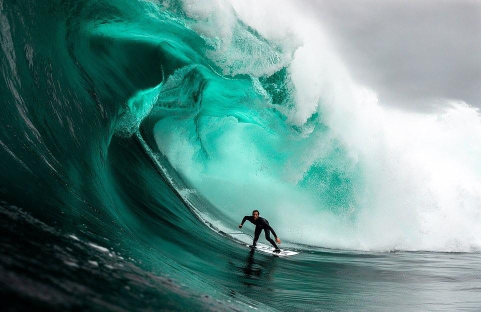 Nhiếp ảnh gia người Australia Lance Morgan tham gia cuộc thi với bức ảnh thuộc danh mục phong cách sống. Tác phẩm ghi lại cảnh vận động viên lướt sóng Mikey Brennan đang cưỡi sóng ngoài khơi Shipstern Bluff. Đây là địa điểm lướt sóng nổi tiếng thế giới thuộc vùng biển phía đông nam của Tasmania, Australia. Nhiếp ảnh gia Lance nói rằng các cơn bão với cường độ mạnh tràn vào bờ, cuốn theo những con sóng khổng lồ.