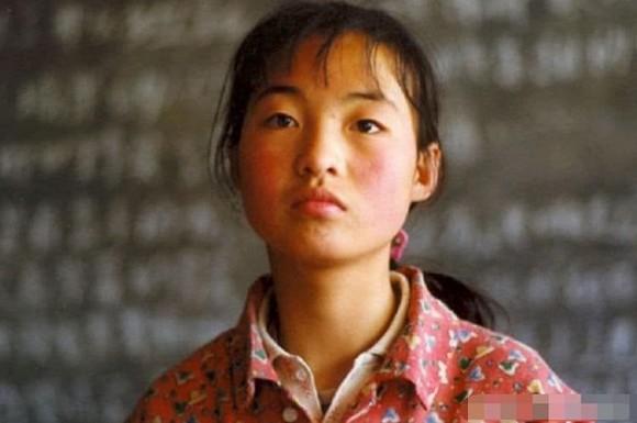 Cô bé chăn lợn được Trương Nghệ Mưu giúp nổi tiếng chỉ qua một đêm hiện sống thế nào?-1