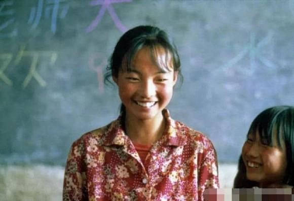 Cô bé chăn lợn được Trương Nghệ Mưu giúp nổi tiếng chỉ qua một đêm hiện sống thế nào?-2