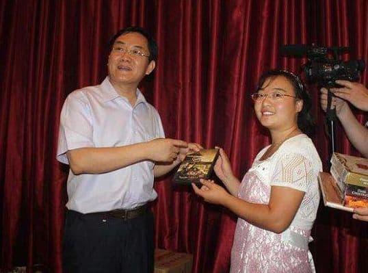 Cô bé chăn lợn được Trương Nghệ Mưu giúp nổi tiếng chỉ qua một đêm hiện sống thế nào?-8