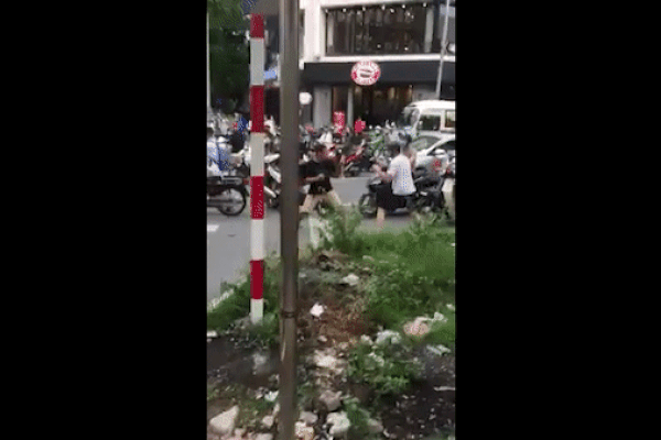 Clip: Vứt cả xe máy lẫn ô tô, 2 trung niên 'ra đòn' đấm đá như phim chưởng