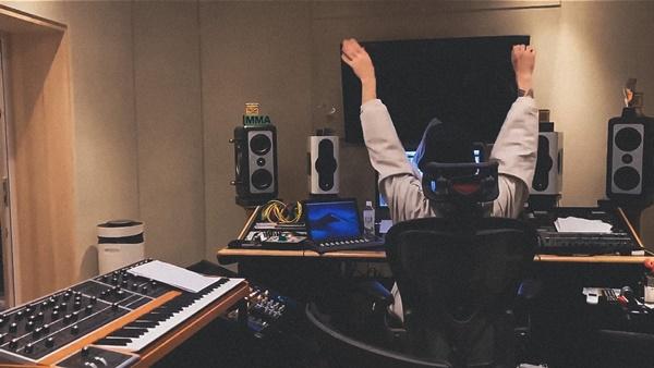 Phát live Youtube vỏn vẹn hơn 2 phút, Jungkook đã gây náo loạn twitter Mỹ-2