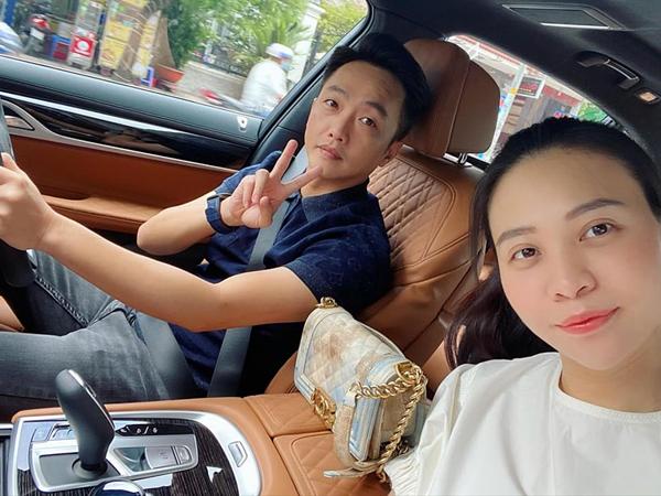 Mở đầu tin sao Việt là hình ảnh Cường Đô La đăng tải trên trang cá nhân. Anh viết: "Lâu rồi hai vợ chồng mới đi ăn sáng với nhau". Hình ảnh hẹn hò cuối tuần của cặp đôi khiến người xem thích thú. Đây cũng là lần hiếm hoi Quốc Cường - Thu Trang "đánh quả lẻ" kể từ khi hạ sinh tiểu công chúa Suchin.