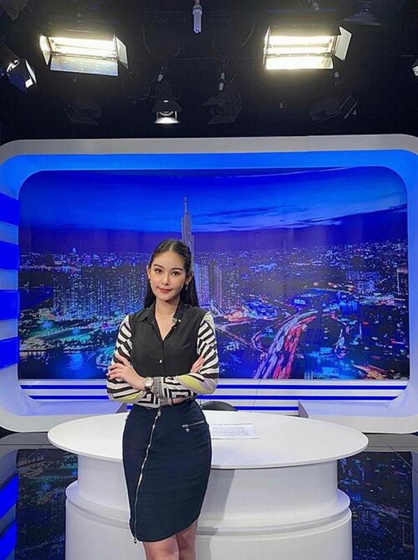 Lê Âu Ngân Anh thời gian này khá bận rộn, ngoài giảng dạy tại trường Đại học Hoa Sen còn làm MC truyền hình.