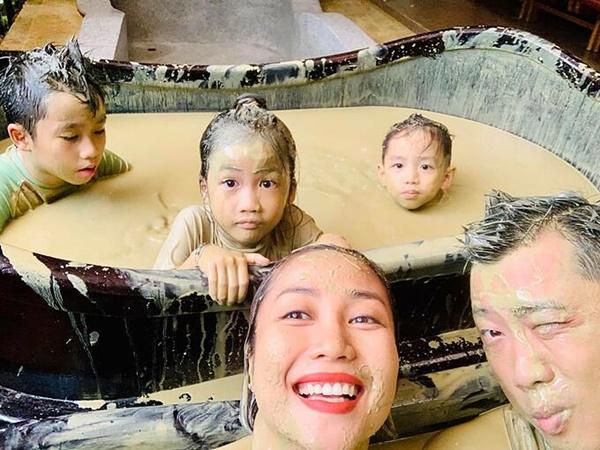 Vợ chồng Ốc Thanh Vân đưa các con đi tắm bùn, khép lại tin sao Việt.