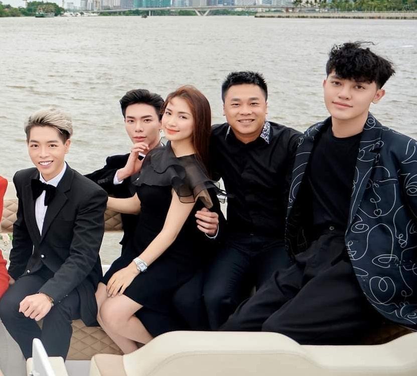 Bạn trai phản ứng bất ngờ khi Hòa Minzy ngồi vào lòng Erik thay vì mình-3