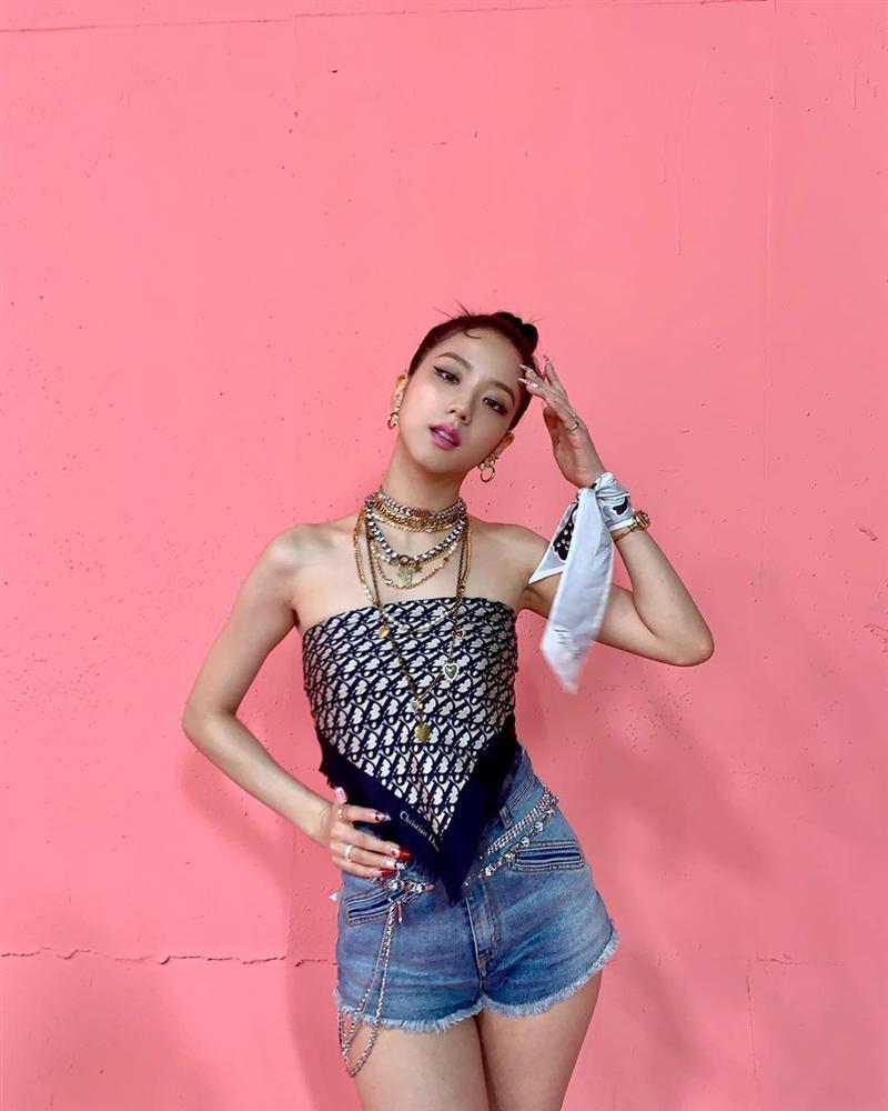 Lên đồ giống hệt Jisoo, Minh Hằng vẫn hiền khô so với idol Hoa hậu-3