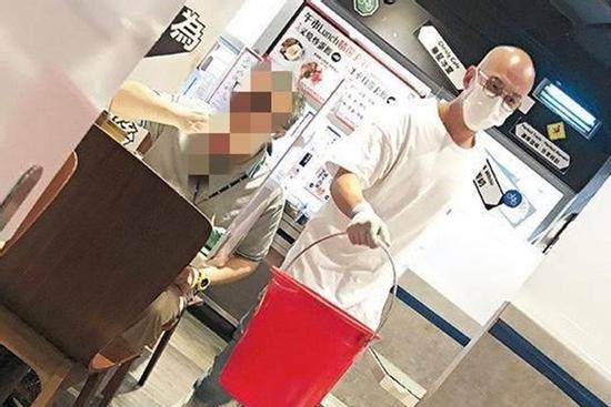 Tài tử TVB Bành Hoài An làm phục vụ quán ăn