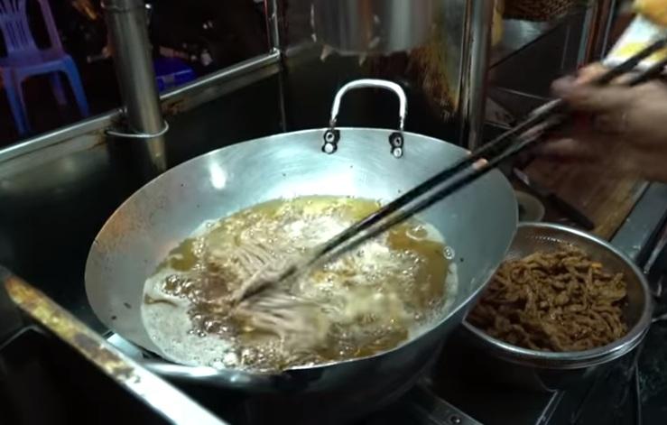 Diệu Nhi đội mưa đi thưởng thức 2 tiệm bánh mì trứ danh Sài Gòn-3