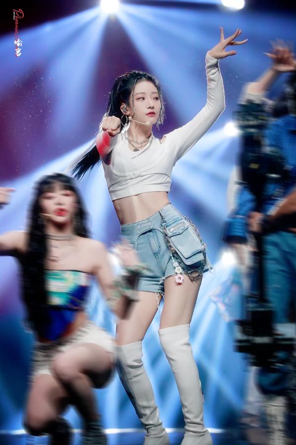 Dụ Ngôn sở hữu cơ bụng quyến rũ hết mức, tự tin diện crop top.