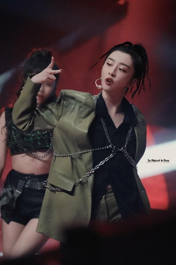 Triệu Tiểu Đường có những kiểu tóc độc lạ, cực kén người nhưng lại hợp với phong cách riêng của nữ idol.