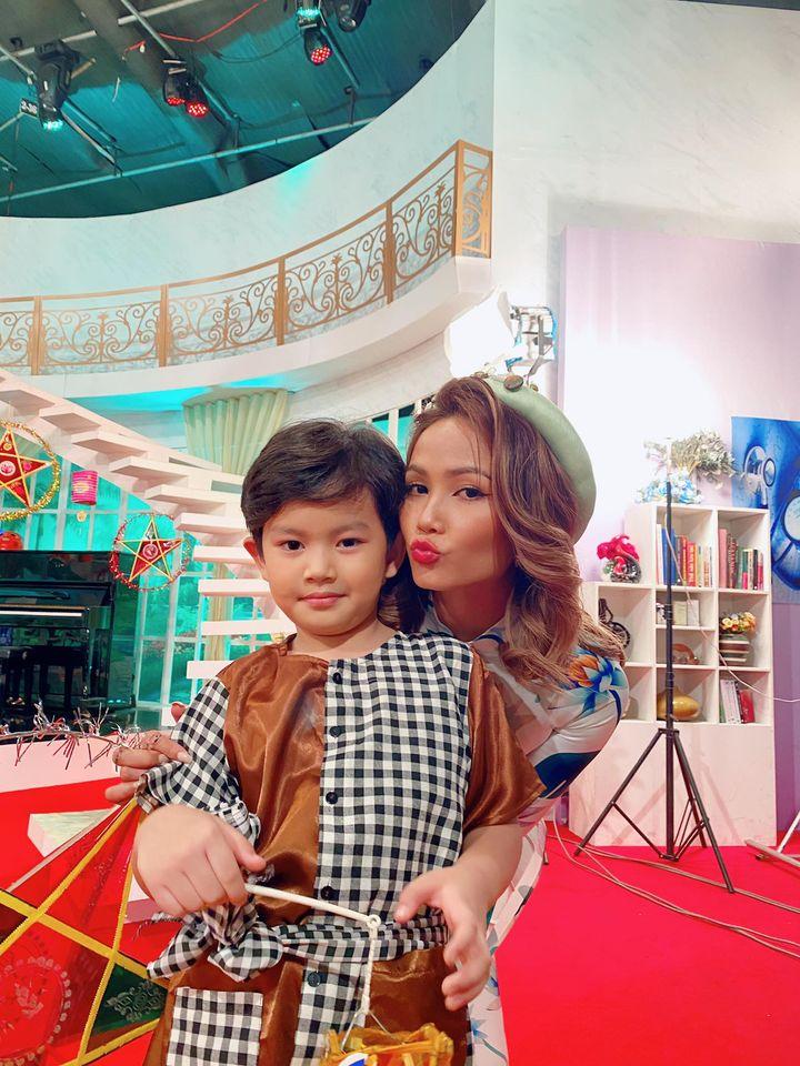 Biểu cảm cực kute của quý tử nhà Khánh Thi khi gặp hoa hậu HHen Niê-1