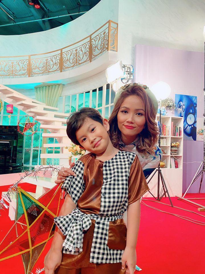 Biểu cảm cực kute của quý tử nhà Khánh Thi khi gặp hoa hậu HHen Niê-2