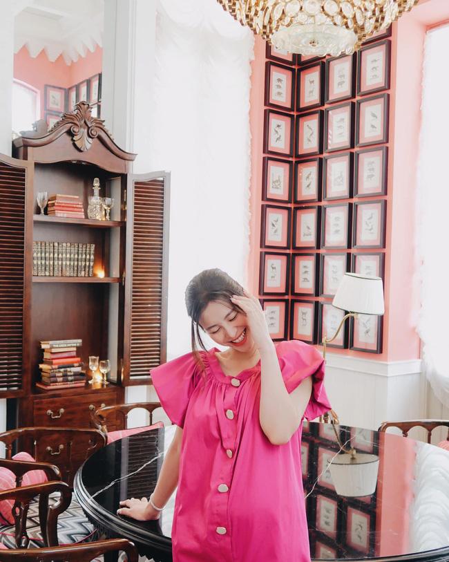 Bị chụp lén khi mang thai những tháng cuối, nhan sắc Đông Nhi gây chú ý hơn cả chiếc bụng bầu to tròn-3