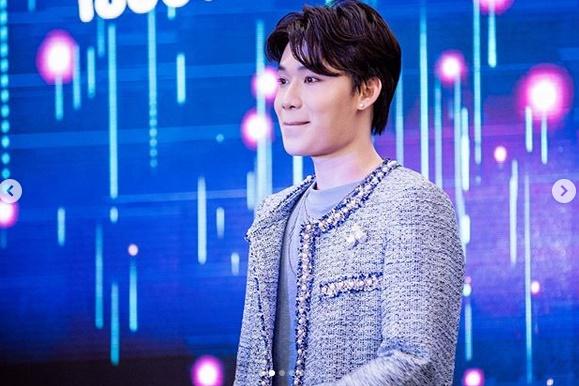 Không phải mượn áo vợ, Trấn Thành hóa ra mặc áo đôi điệu đà với Quang Trung-7