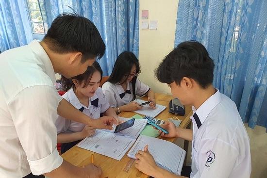 Giáo viên làm gì khi học sinh dùng điện thoại trong lớp?