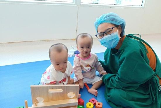 Trúc Nhi - Diệu Nhi hồn nhiên chơi đồ hàng, nụ cười rạng rỡ và đáng yêu