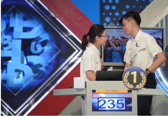 Á quân Đường lên đỉnh Olympia bật khóc, nói về Quán quân Thu Hằng chỉ với 2 từ-6