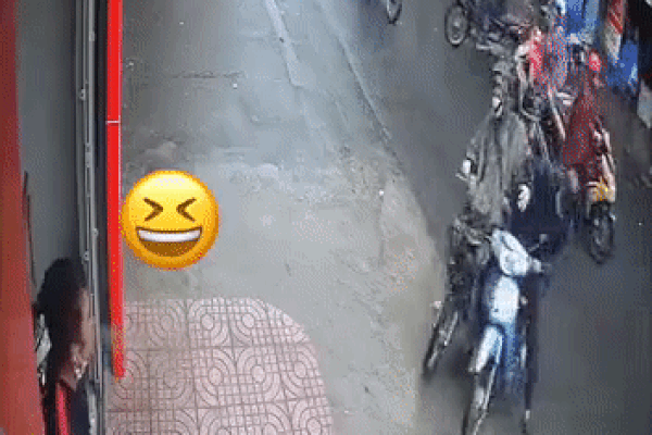 Clip: Phi xe lên vỉa hè, nam thanh niên cùng xe máy rơi xuống hố nước sâu ở Sài Gòn-3