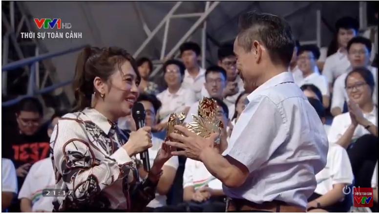 Cận cảnh vòng nguyệt quế bằng vàng thật của tân Quán quân Olympia 2020-6