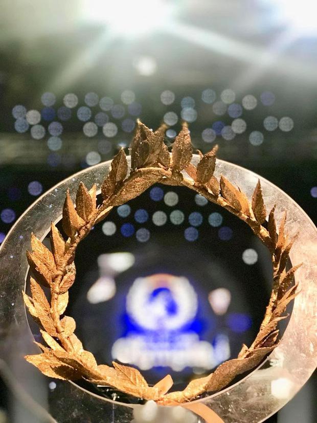 Cận cảnh vòng nguyệt quế bằng vàng thật của tân Quán quân Olympia 2020-4