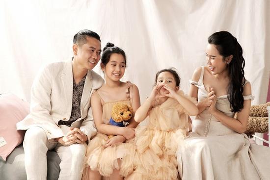 Con gái Lưu Hương Giang hồn nhiên khoe: 'Trên mặt mẹ có mồm giả và mũi giả'