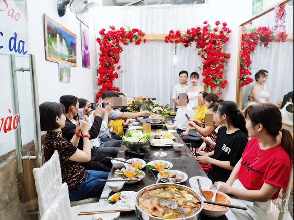 Chị Thu Sao tổ chức tiệc kỷ niệm 2 năm ngày cưới, diện váy cô dâu đứng tiếp khách-4