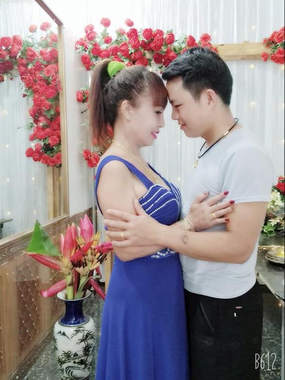 Chị Thu Sao tổ chức tiệc kỷ niệm 2 năm ngày cưới, diện váy cô dâu đứng tiếp khách-5