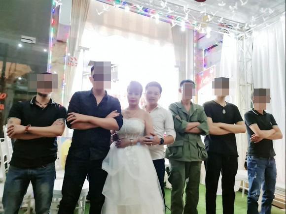 Chị Thu Sao tổ chức tiệc kỷ niệm 2 năm ngày cưới, diện váy cô dâu đứng tiếp khách-2