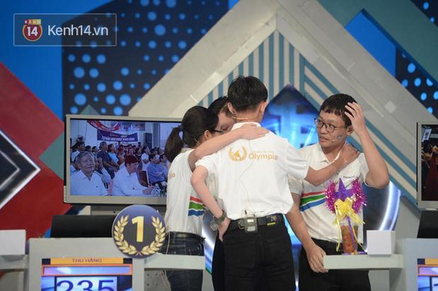 Sự thật về hình ảnh xôn xao tại Chung kết Olympia 2020: Nữ Quán quân lủi thủi một góc nhìn 3 nam sinh ôm nhau-3
