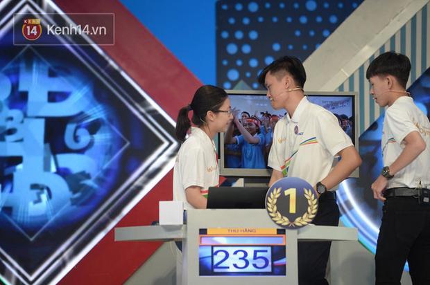 Sự thật về hình ảnh xôn xao tại Chung kết Olympia 2020: Nữ Quán quân lủi thủi một góc nhìn 3 nam sinh ôm nhau-4