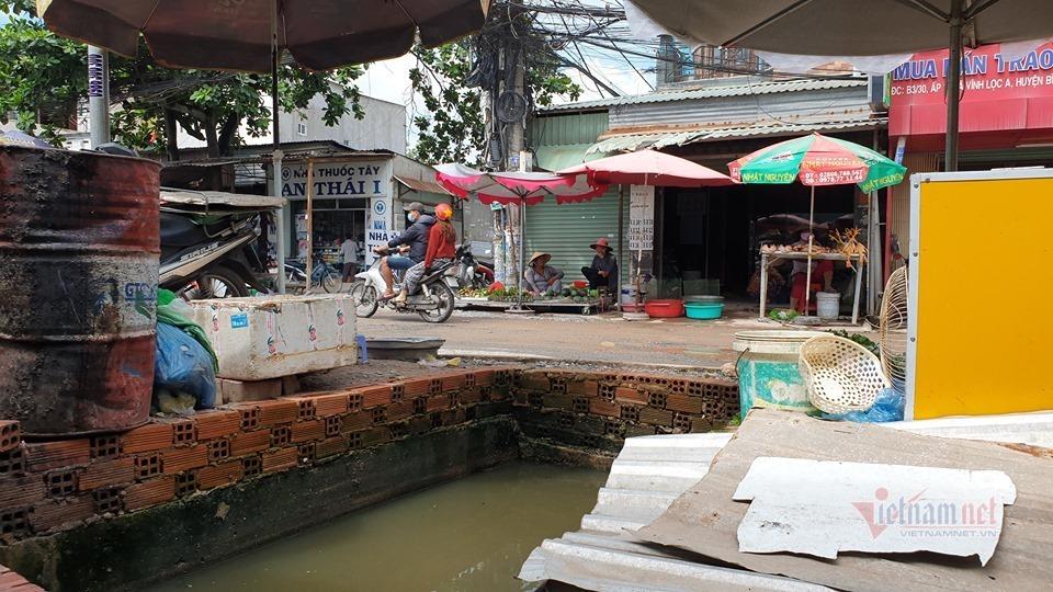 Clip: Phi xe lên vỉa hè, nam thanh niên cùng xe máy rơi xuống hố nước sâu ở Sài Gòn-1