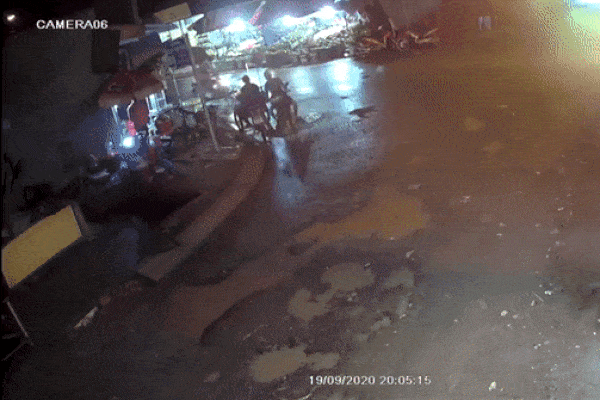 Clip: Phi xe lên vỉa hè, nam thanh niên cùng xe máy rơi xuống hố nước sâu ở Sài Gòn