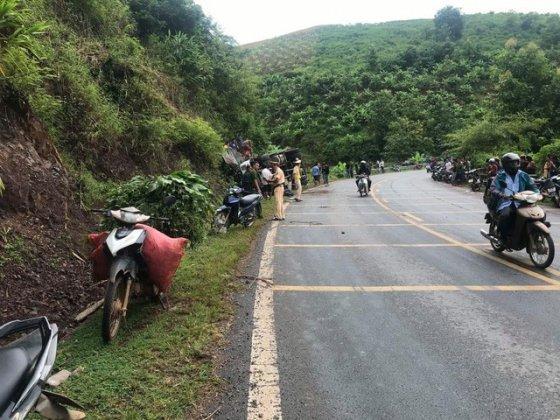 Clip: Nghẹt thở phá ca-bin giải cứu 2 người mắc kẹt do lật xe trên đèo Chiềng Đông-1