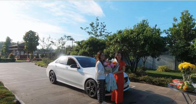 Bố mẹ nhà người ta, tặng con gái xe Mẹc gần 2 tỷ mừng tốt nghiệp đại học-1