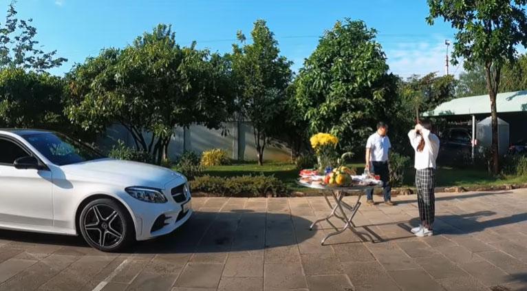 Bố mẹ nhà người ta, tặng con gái xe Mẹc gần 2 tỷ mừng tốt nghiệp đại học-2