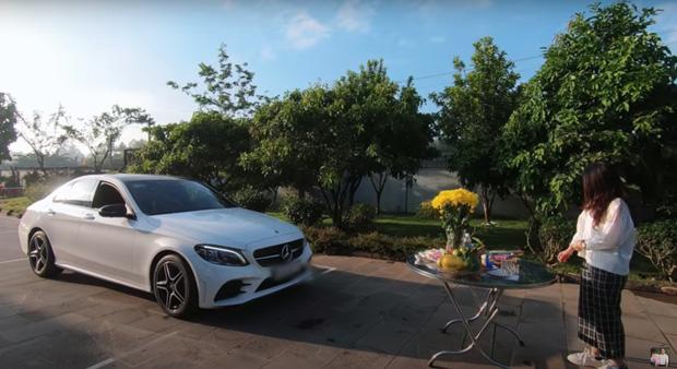 Bố mẹ nhà người ta, tặng con gái xe Mẹc gần 2 tỷ mừng tốt nghiệp đại học-3