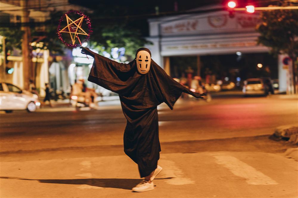 Vô Diện xuất hiện trên phố Hà Nội dịp Trung Thu-6