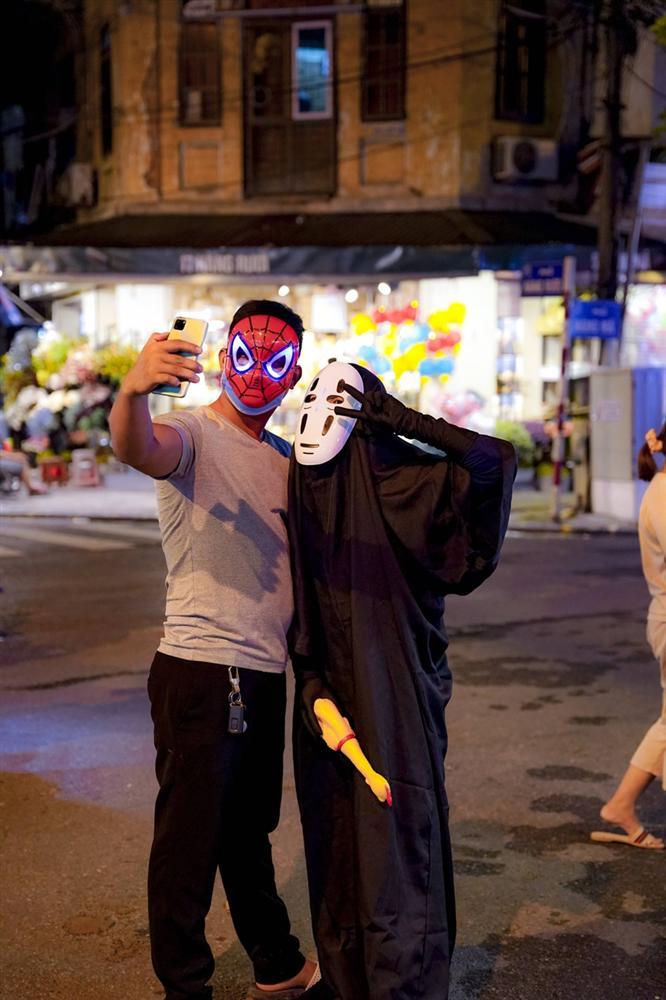 Vô Diện xuất hiện trên phố Hà Nội dịp Trung Thu-7