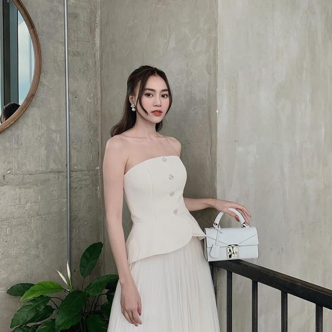 Ninh Dương Lan Ngọc chia sẻ tạo hình thanh lịch lên trang cá nhân. Nữ diễn viên phối trang phục và túi xách cùng màu. Loạt điểm nhấn như khuyên tai ngọc trai, chân váy voan bồng giúp tổng thể không quá nghiêm túc, giữ được nét thời thượng