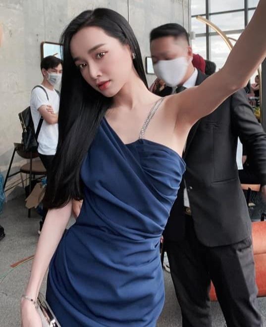 Sau khi sinh, Nhã Phương dành nhiều công sức lấy lại vóc dáng thon gọn. Nữ diễn viên tự tin diện váy lệch vai ôm dáng phối cùng mẫu clutch. Tông xanh giúp cô trông quý phái.