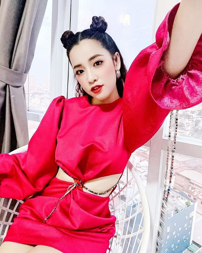 Puka chọn gam hồng đậm để thể hiện phong cách trẻ trung mà quý phái. Thiết kế mang nét gợi cảm nhờ những đường cut-out khéo léo ở phần eo. Bên cạnh đó, họa tiết đính đá và khuyên tai phối hợp hài hòa cùng tổng thể.