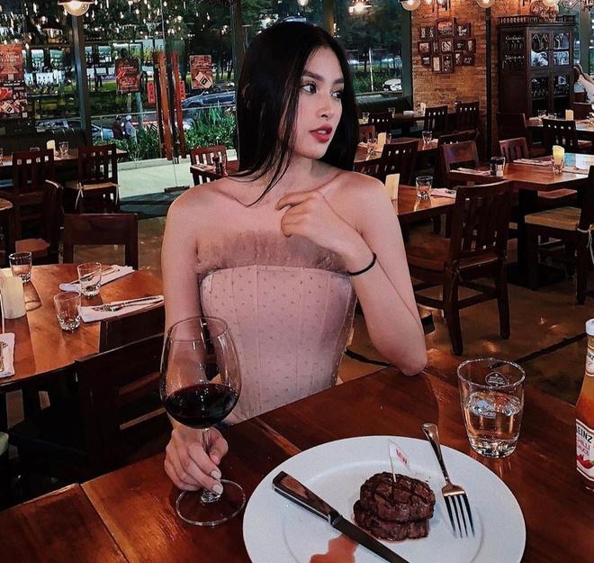 Tiểu Vy chọn mẫu áo cúp ngực khoe khéo phần xương quai xanh quyến rũ. Nàng hoa hậu toát lên vẻ dễ thương bởi thiết kế tông hồng, phối thêm viền voan.