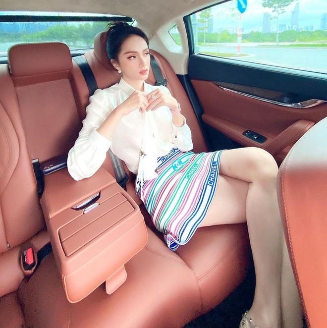 Chân váy nhiều màu có họa tiết là logo Chanel được Hương Giang phối cùng áo sơ mi trắng và giày cao gót. Thiết kế được bán trên trang thương mại điện tử bán với giá 70 USD