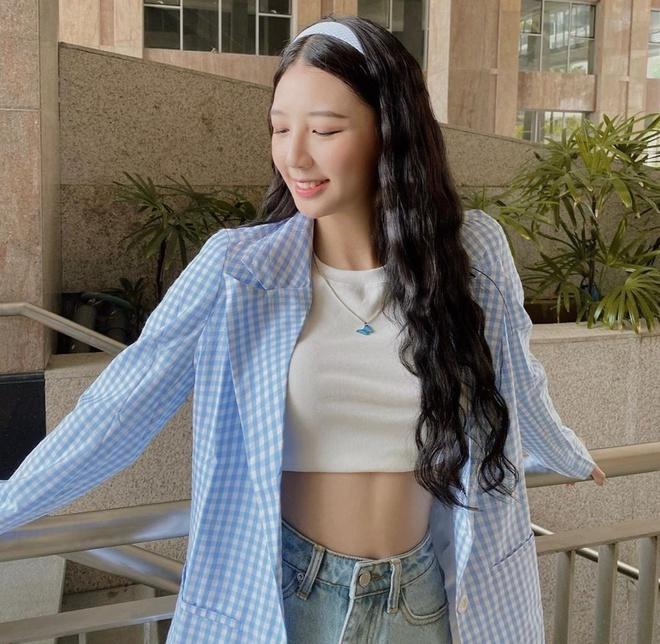 Tạo hình của AMEE khiến người xem nghĩ đến bộ đồ Jennie từng mặc trước đó. Giọng ca Trời giấu trời mang đi phối blazer kẻ sọc cùng áo crop top và quần jeans.